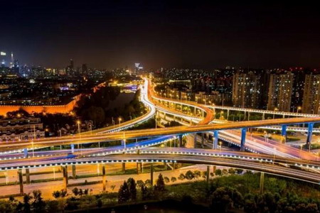 加快国道、省道改造、续建、扩建和新建。