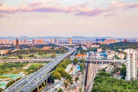 加快完善主城“井字型加外环”的城市快速路系统。